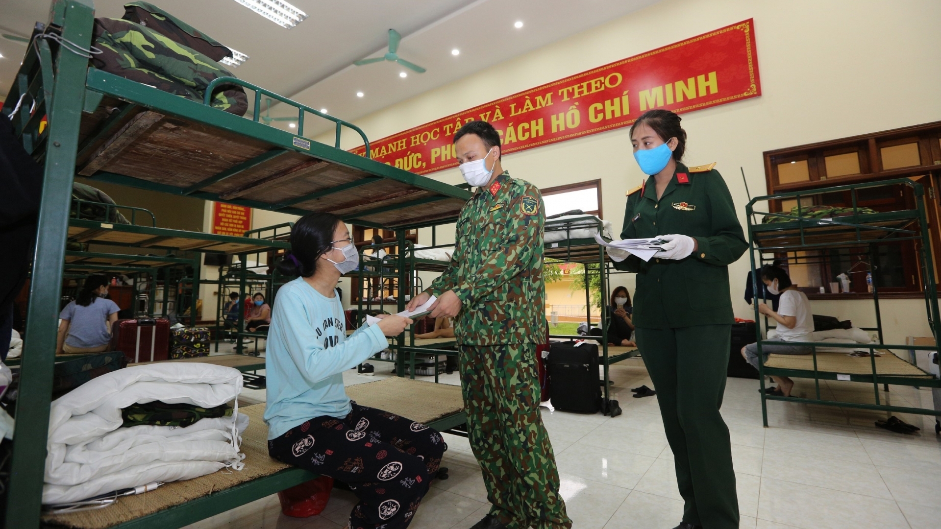 越南国家主席阮春福高度评价军队为防控新冠肺炎疫情工作所做出的努力