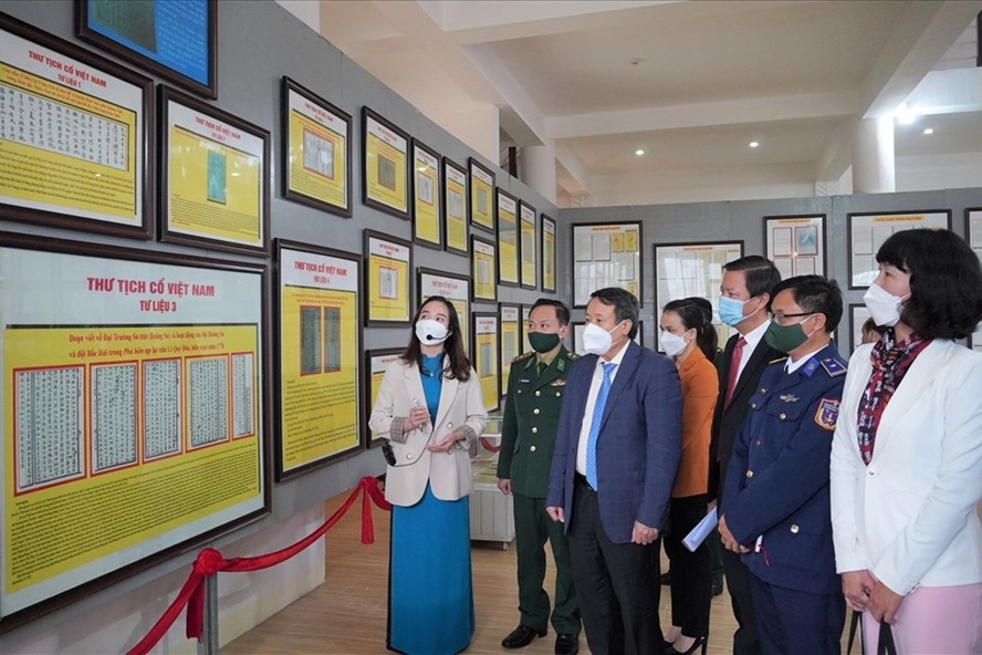 在巴克-云乔族传统文化馆举行“黄沙、长沙归属越南—历史证据和法律依据”展览。