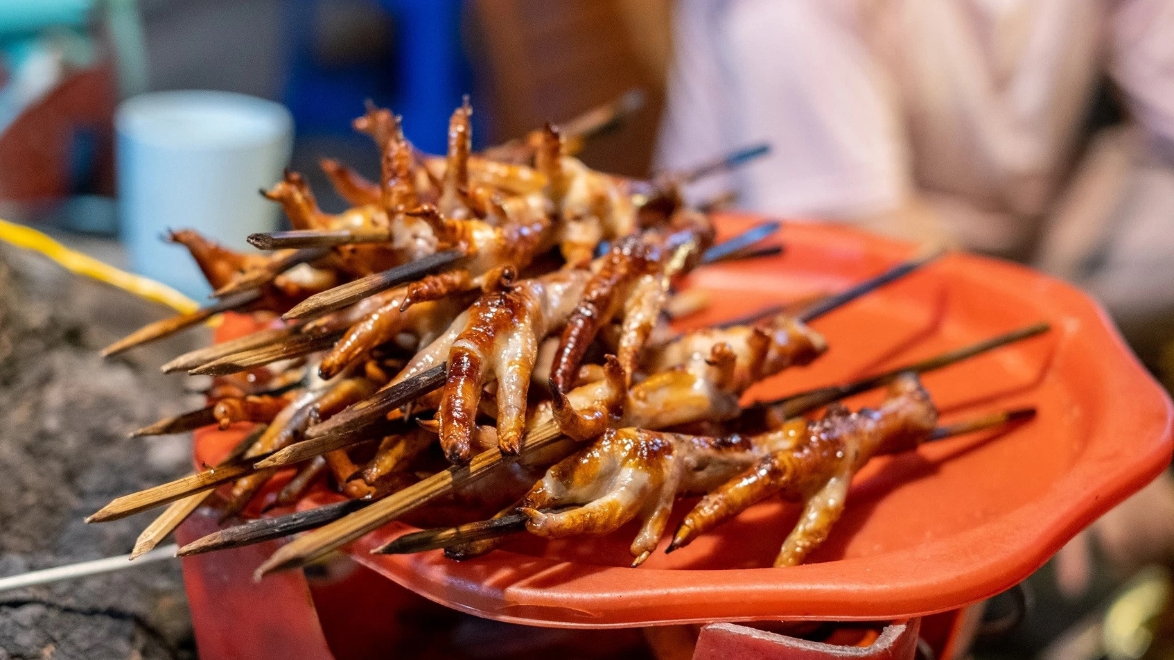 越南街头美食受到外国顾客的欢迎