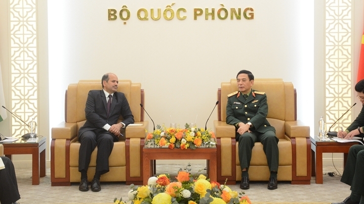 越南国防部长潘文江大将会见印度驻越南特命全权大使
