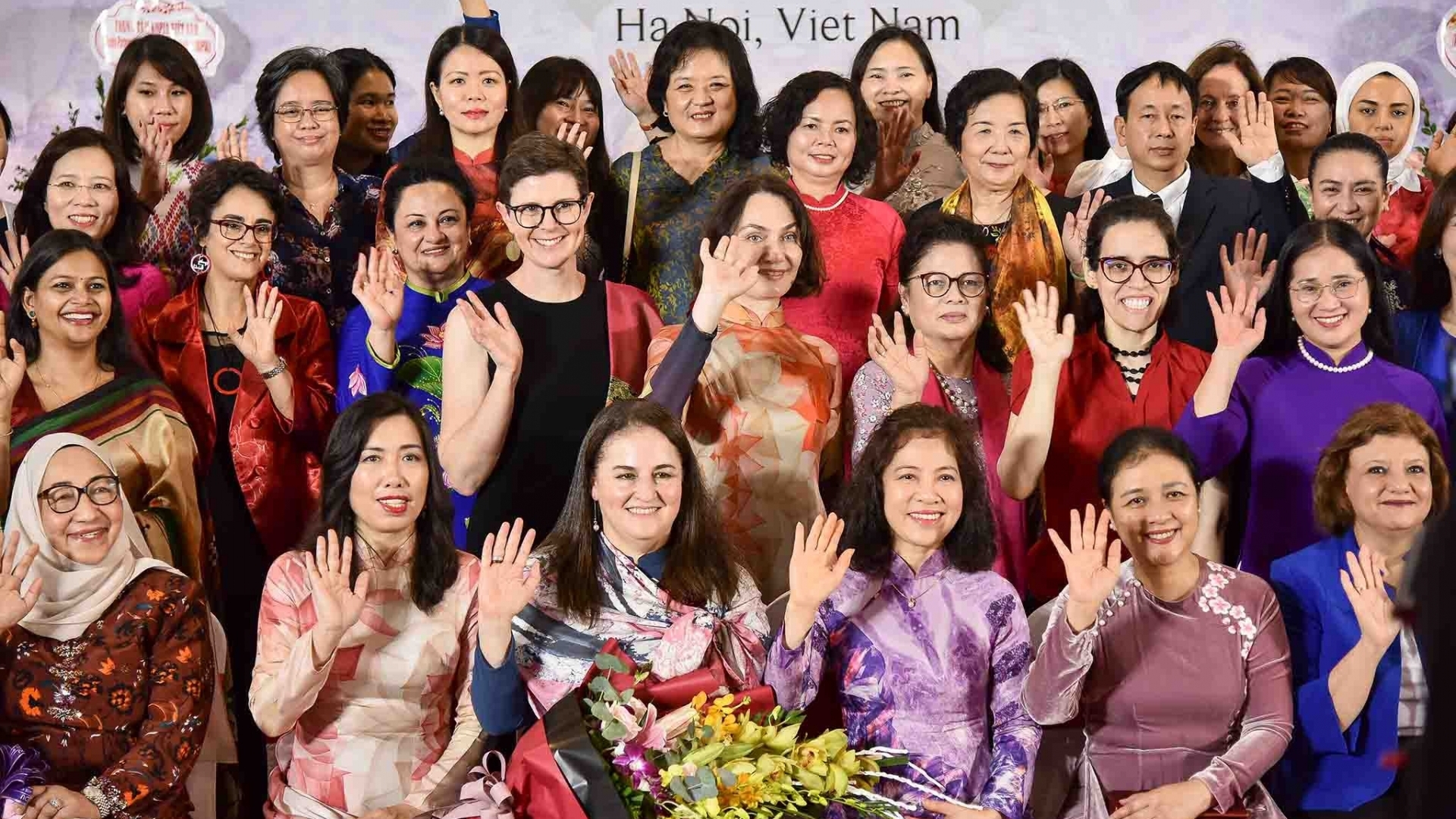 驻越南的外国女性外交官体验蚕丝纺织