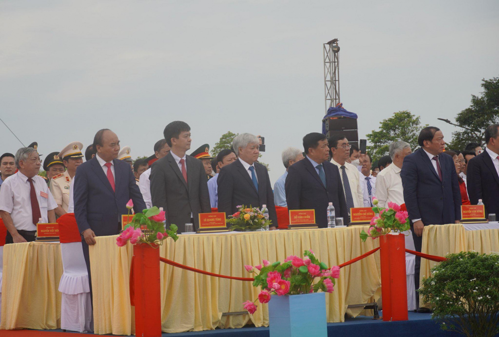 越共中央政治局委员、越南国家主席阮春福出席仪式。