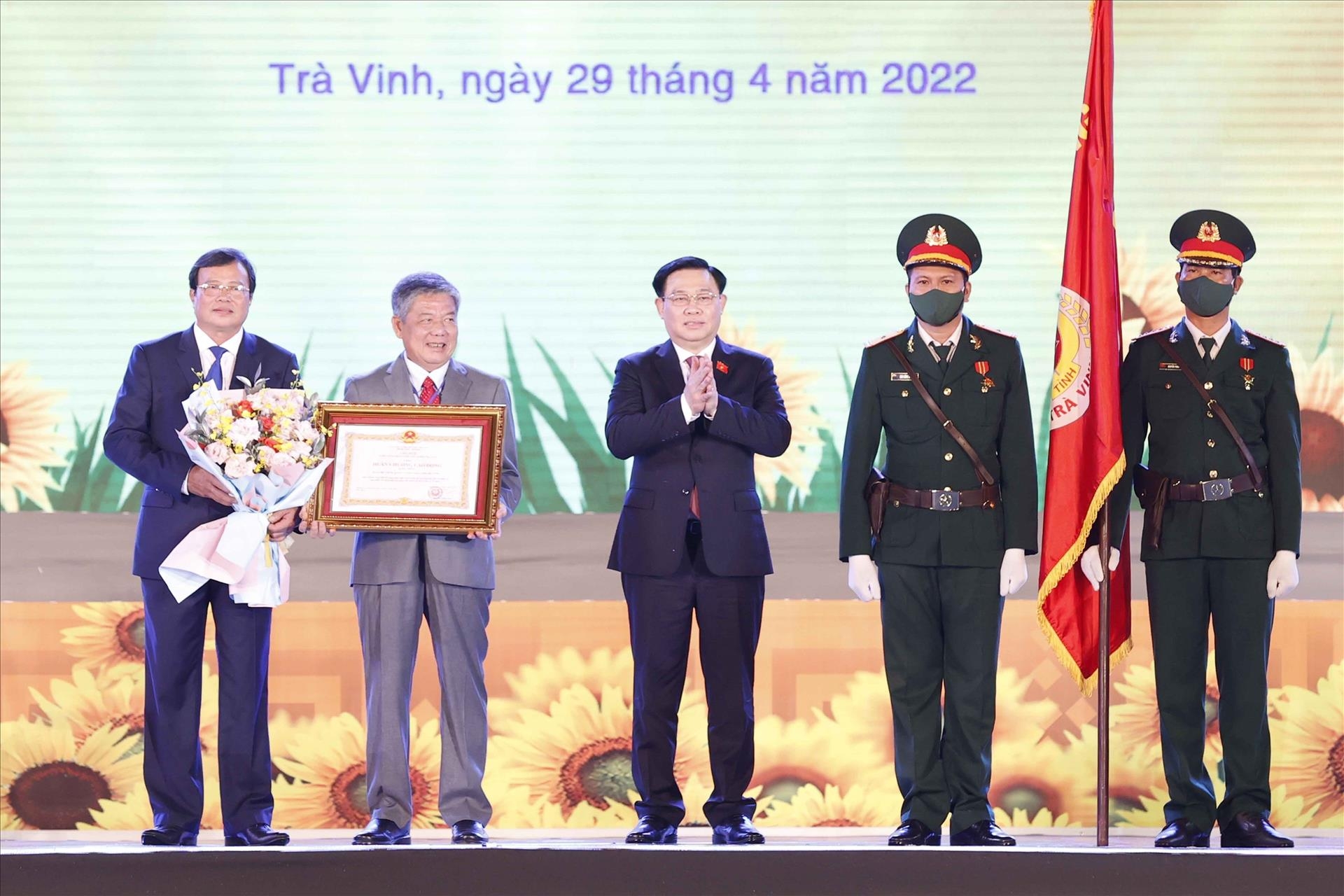 王廷惠代表党、国家向茶荣省党委、政府和人民授予一等劳动勋章。