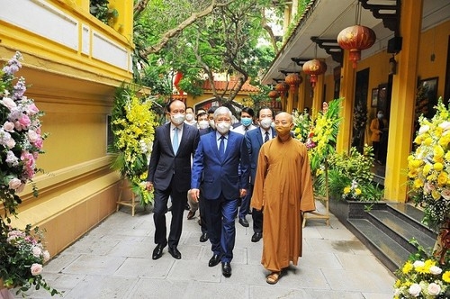 越南祖国阵线中央委员会主席杜文战向全国佛教徒致贺信。