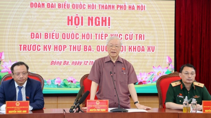 越共中央总书记阮富仲在第十五届国会第三次会议前夕在河内接触选民