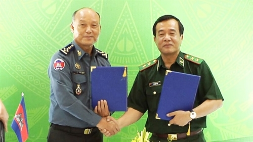 黎德泰中将和Sao Sokha大将签署会谈谅解备忘录。