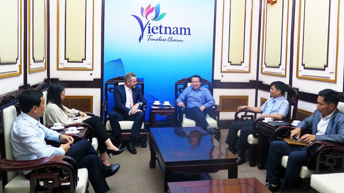 越南旅游总局副局长何文超会见探索传播公司亚太地区广告合作伙伴负责人安德鲁•怀特。