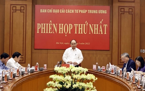 国家主席阮春福在会议上发表讲话。
