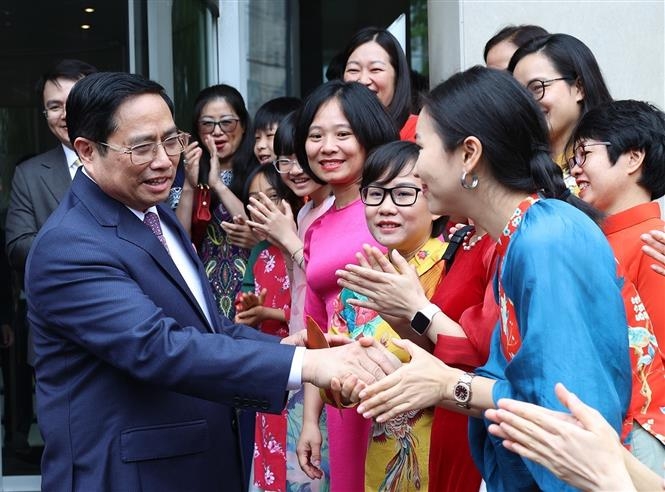 越南政府总理范明政会见在纽约的越南青年和大学生代表。