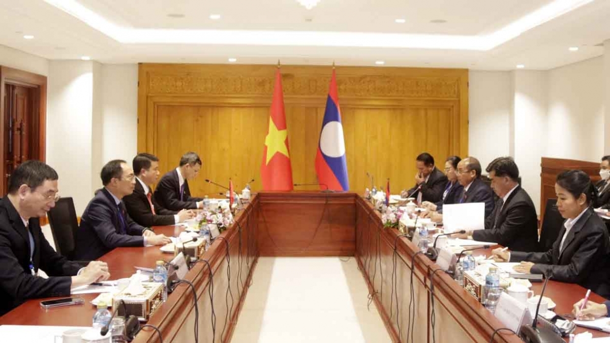 越南国会主席王廷惠会见老挝财政部部长本炯