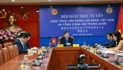 越南劳动总联合会常务副主席陈青海发表讲话。