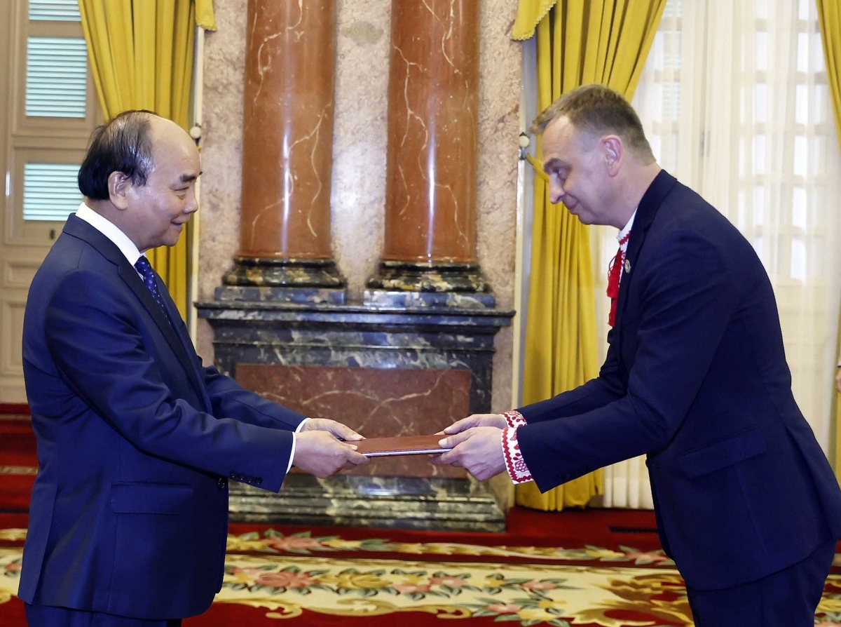 阮春福接受乌克兰新任驻越大使加曼·奥列克桑德递交的国书。