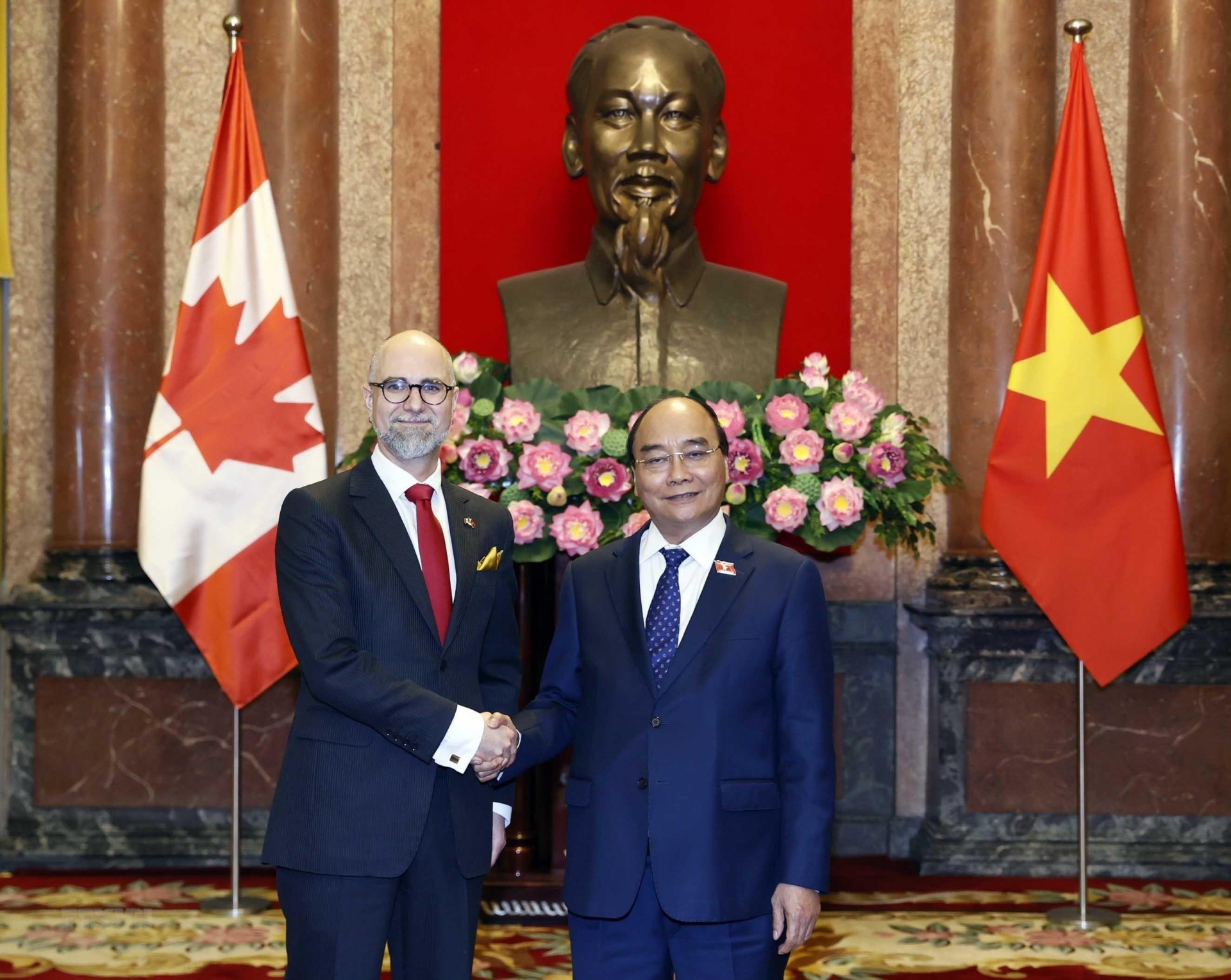 阮春福（右）与加拿大新任驻越大使肖恩·派瑞·斯泰尔失。