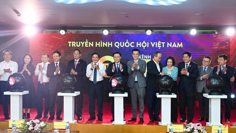 越南国会主席王廷惠和各位代表出席越南国会电视台的新品牌标识系统发布仪式。（图片来源：人民军队报）。