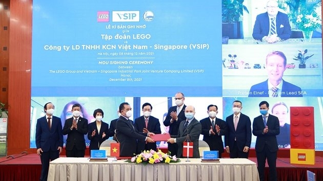 政府常务副总理范平明与丹麦驻越南大使见证乐高集团与越南-新加坡工业园的签署仪式。