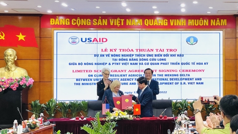越南农业与农村发展部和美国国际开发署签署 “九龙江三角洲农业适应气候变化”项目资助协议