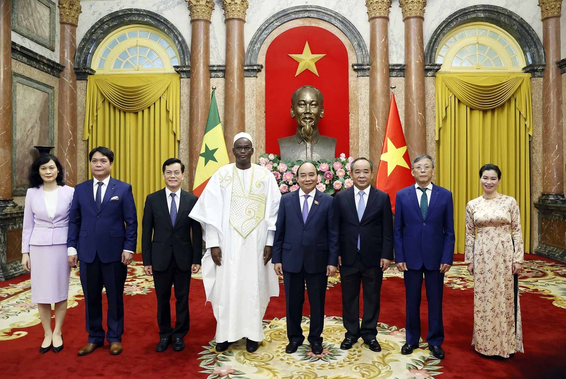 越南主席阮春福主席与塞内加尔共和国驻越大使巴拉的合影。