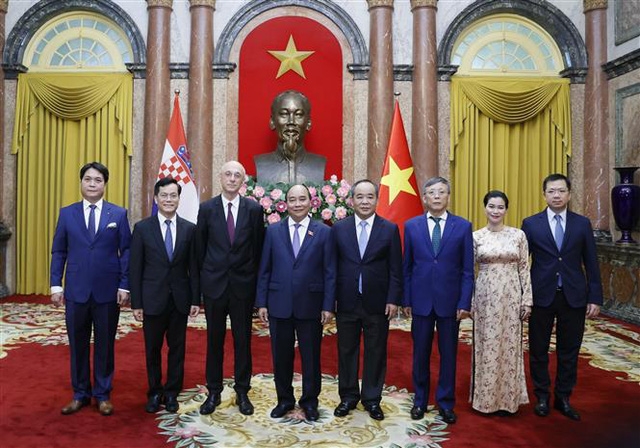 越南主席阮春福主席与克罗地亚共和国驻越大使伊万·维利米尔·斯塔切维奇的合影。
