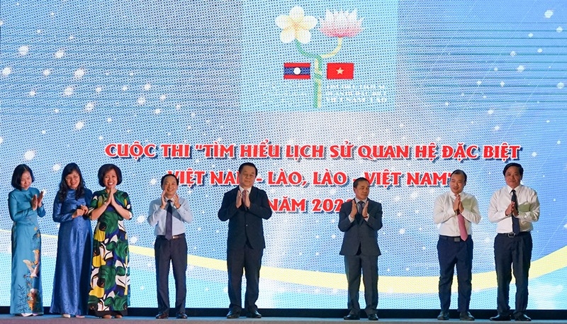 越南代表团与Sengphet Houngboungnuang大使合影。
