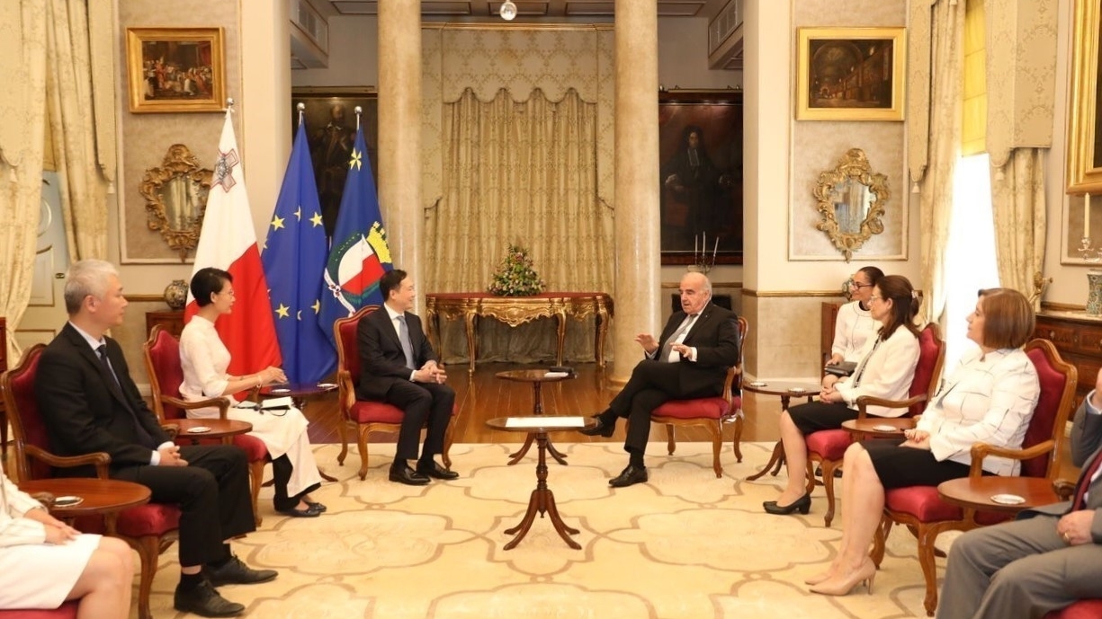 越南驻意大利兼驻马耳他大使杨海兴会见马耳他总统乔治·维拉