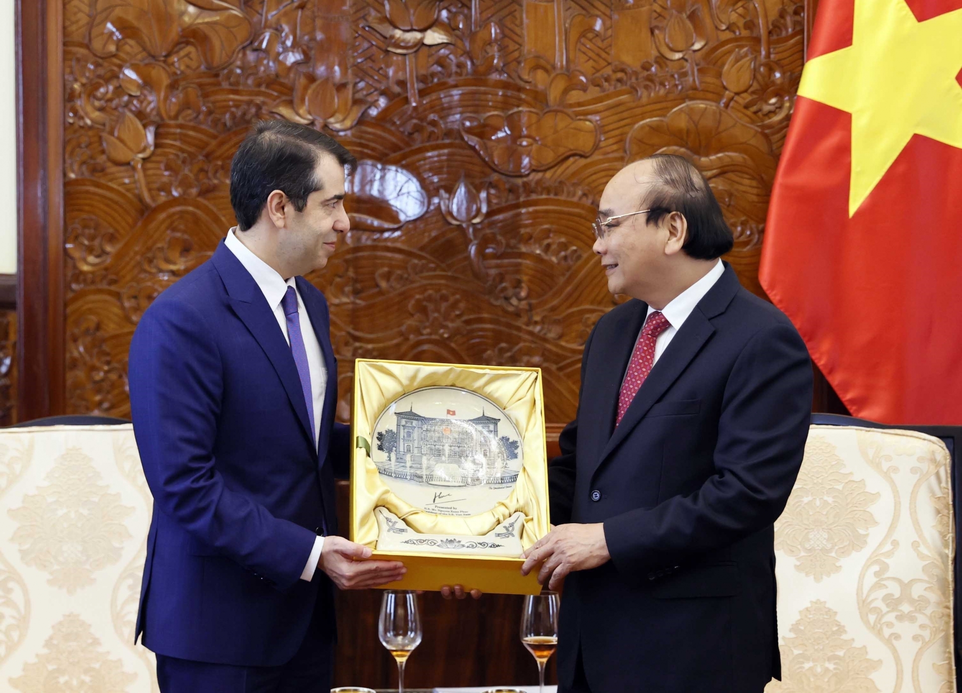 越南国家主席阮春福接见阿塞拜疆驻越南大使阿纳尔•伊马诺夫（Anar Imanov oglu Imanov）。