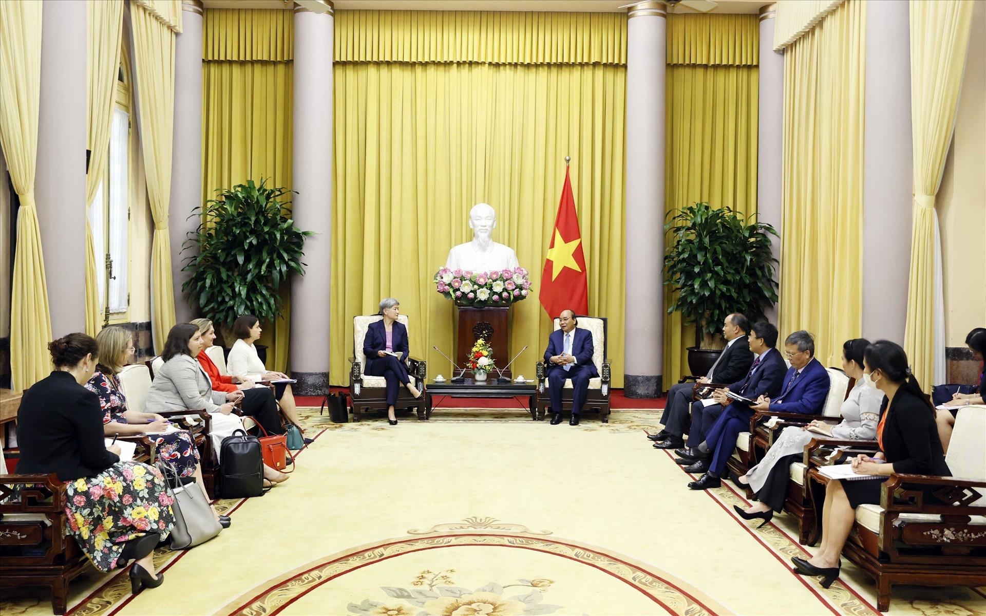 越南国家主席阮春福与澳大利亚外交部长黄英贤举行会晤。
