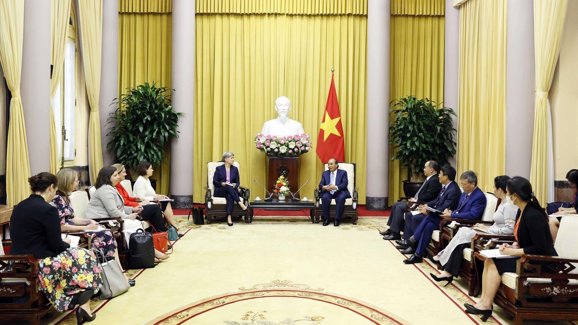 越南国家主席阮春福与澳大利亚外交部长黄英贤举行会晤