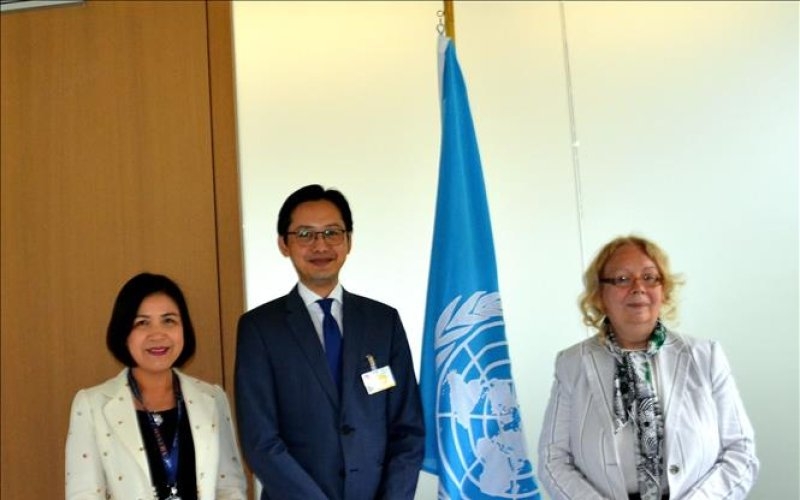 杜雄越（中）和联合国日内瓦办事处总干事塔蒂亚娜·瓦洛瓦亚（右一）。