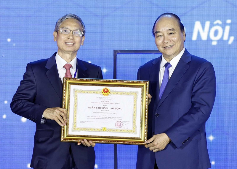 阮春福在纪念典礼上向越南制药总公司颁发一等劳动勋章。