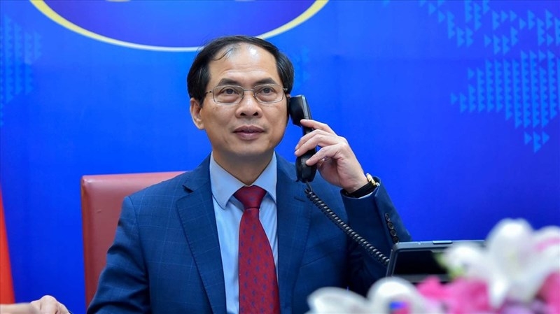 越南外交部长裴青山与约旦副首相兼外交与侨务大臣埃伊曼·萨法迪通电话。