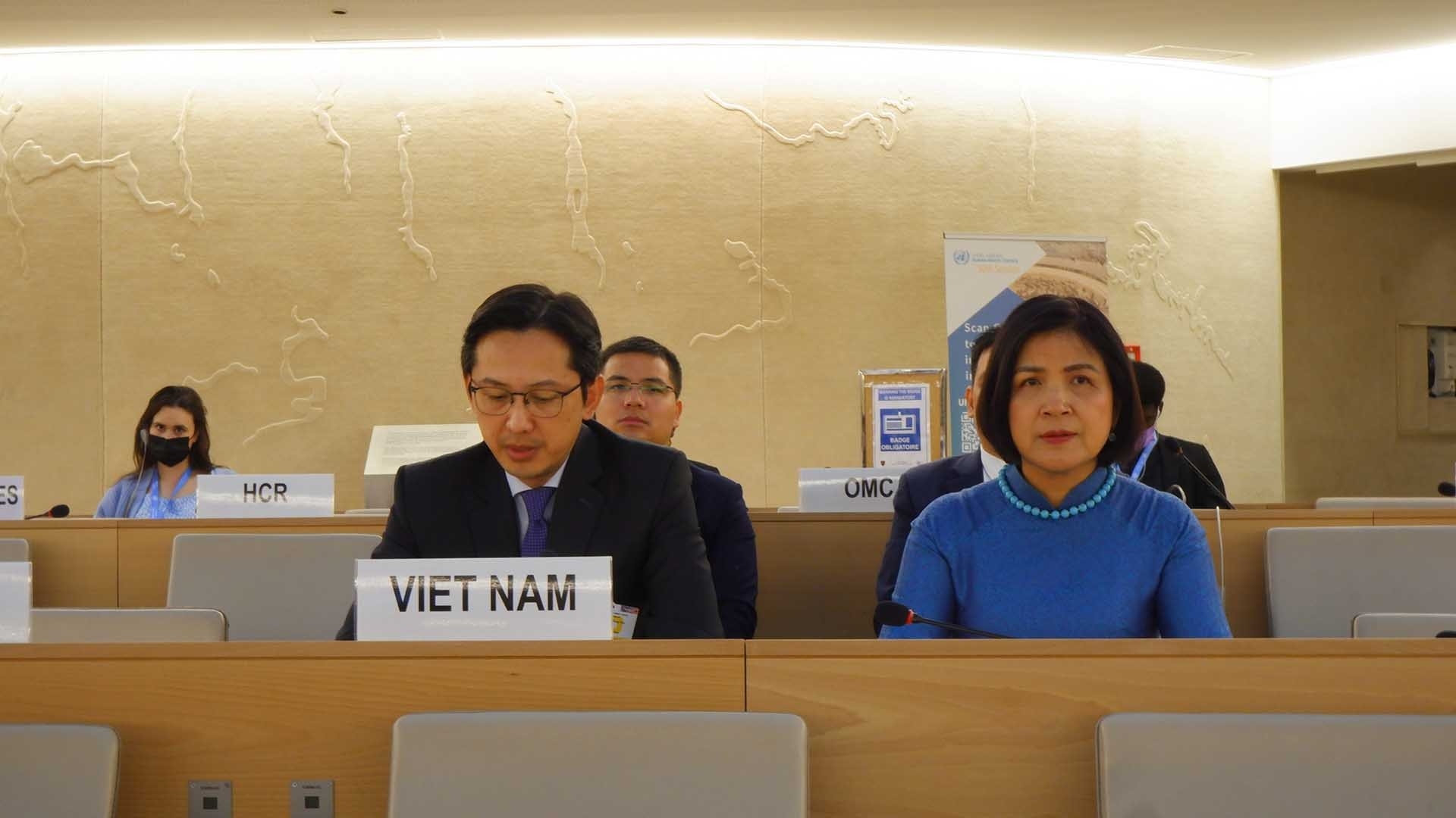 出席联合国人权理事会第五十届会议的越南代表团。