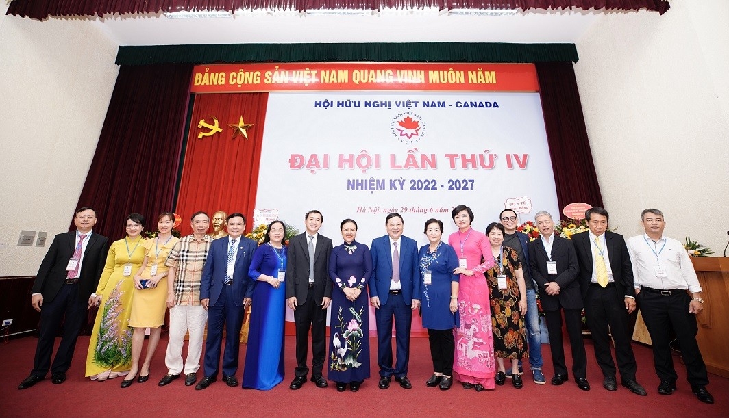 出席越南与加拿大友好协会召开第四次代表大会代表合影。