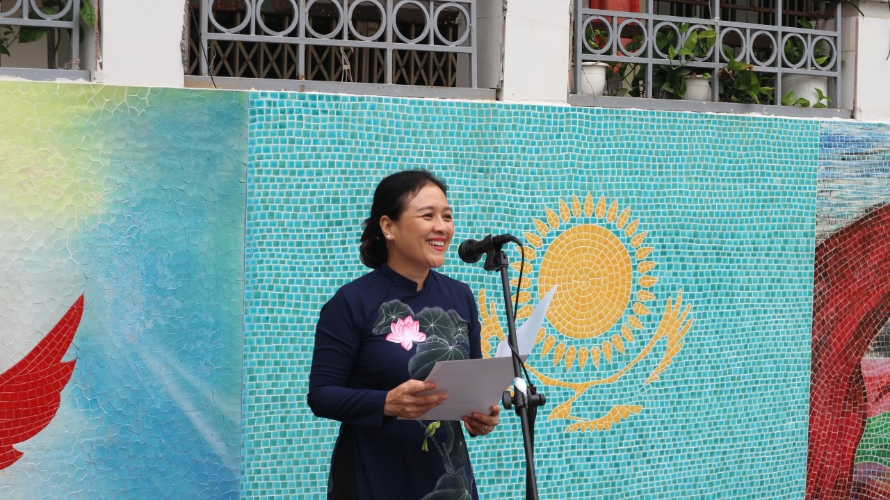 越南友好组织联合会主席阮芳娥发表讲话。