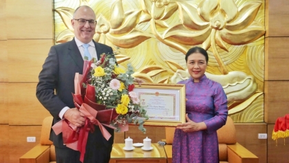 授予丹麦驻越南大使“致力于各民族之间的和平和友谊”勋章