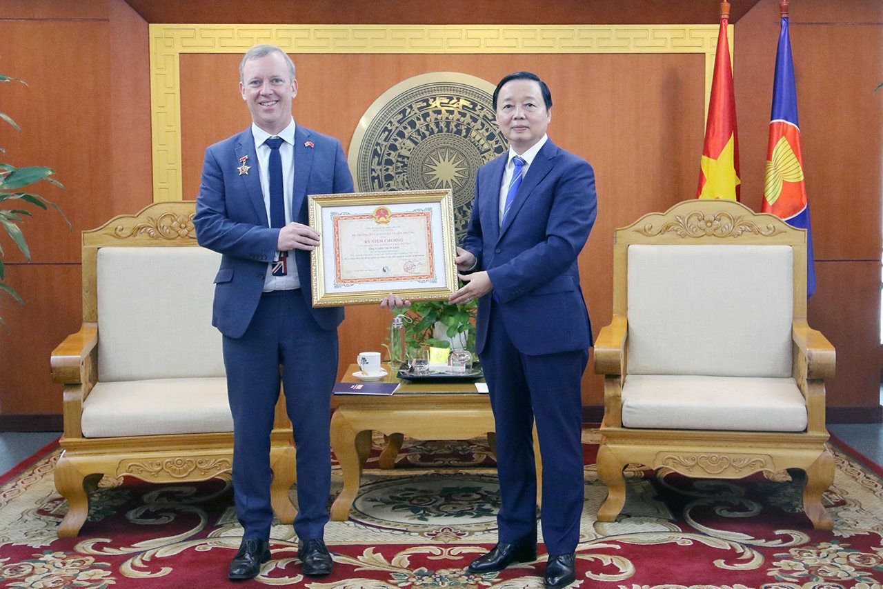 越南自然资源与环境部部长陈红河先生向英国驻越南大使加雷思瓦德授予纪念章。