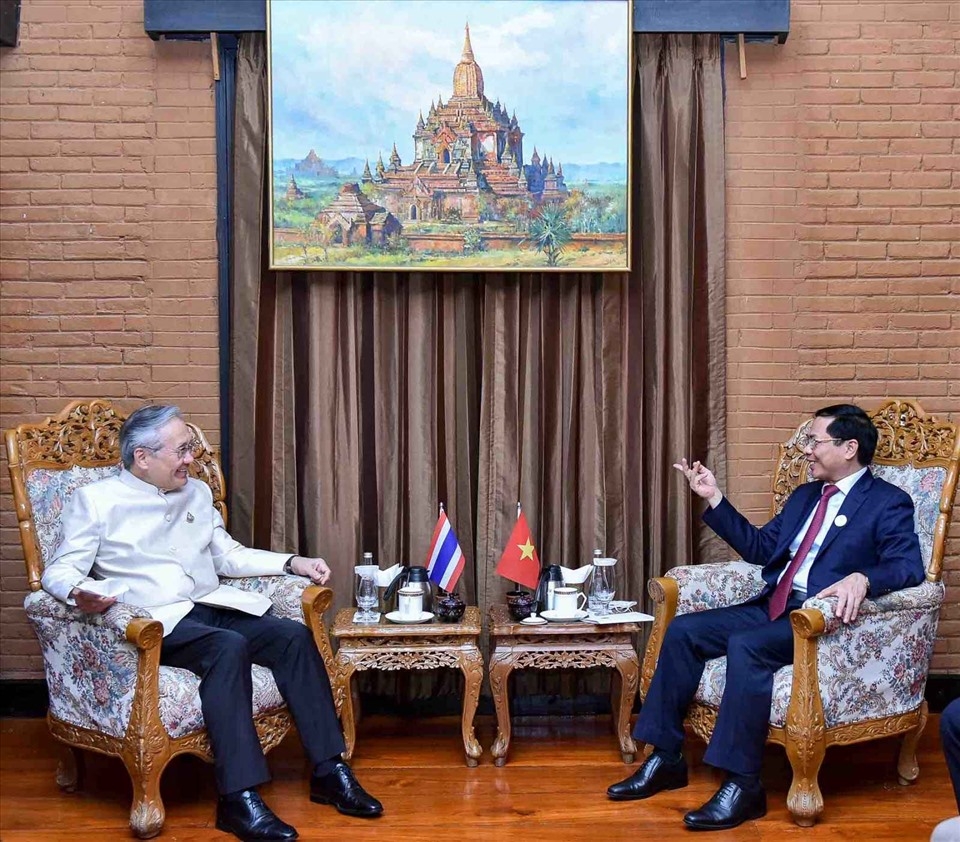 越南外交部部长裴青山会见泰国副总理兼外交部长敦•巴穆威奈。