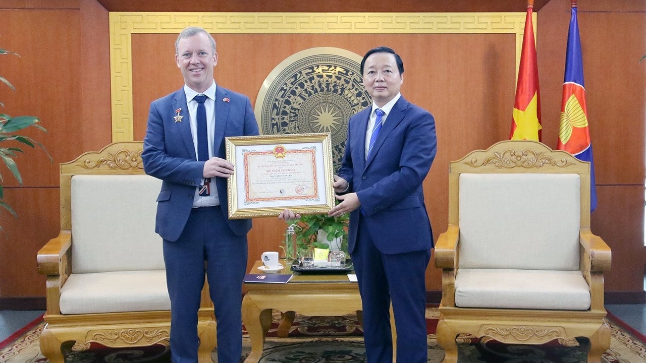 授予英国驻越南大使“致力于自然资源与环境事业” 纪念章