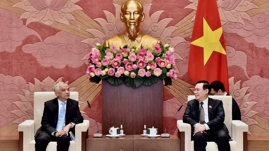 越南国会主席王廷惠会见老挝国会副主席宋玛·奔舍那