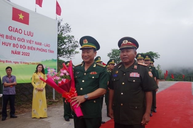 甘蒙省军事指挥部指挥长Khampha Tansadut大校和广平省边防部队指挥长郑青平大校。