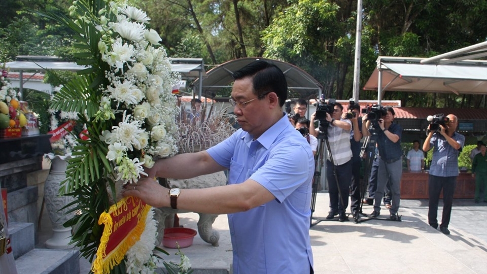 越南国会主席王廷惠在同禄三岔路口和桩盆历史遗迹区献上鲜花和敬香