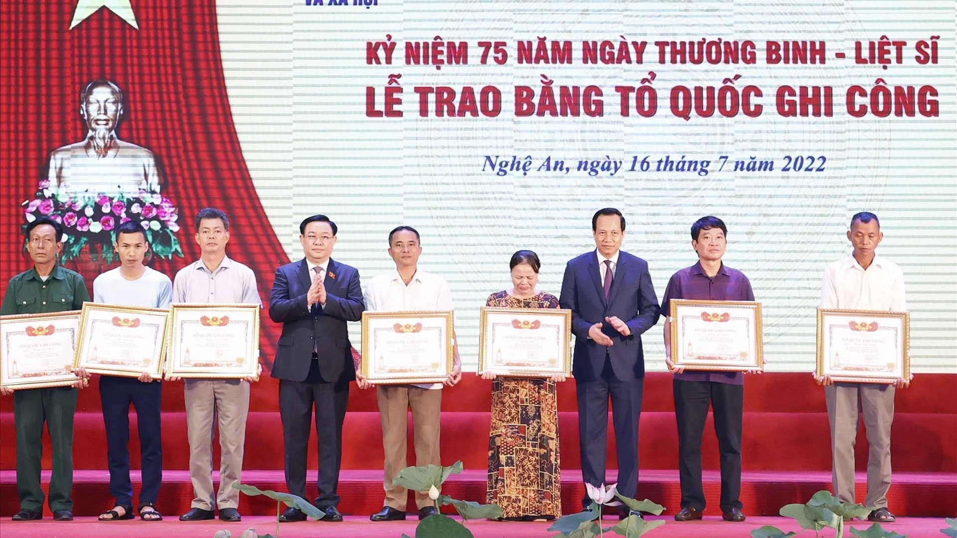 越南国会主席王廷惠出席义安省2022年祖国记功证书颁发仪式