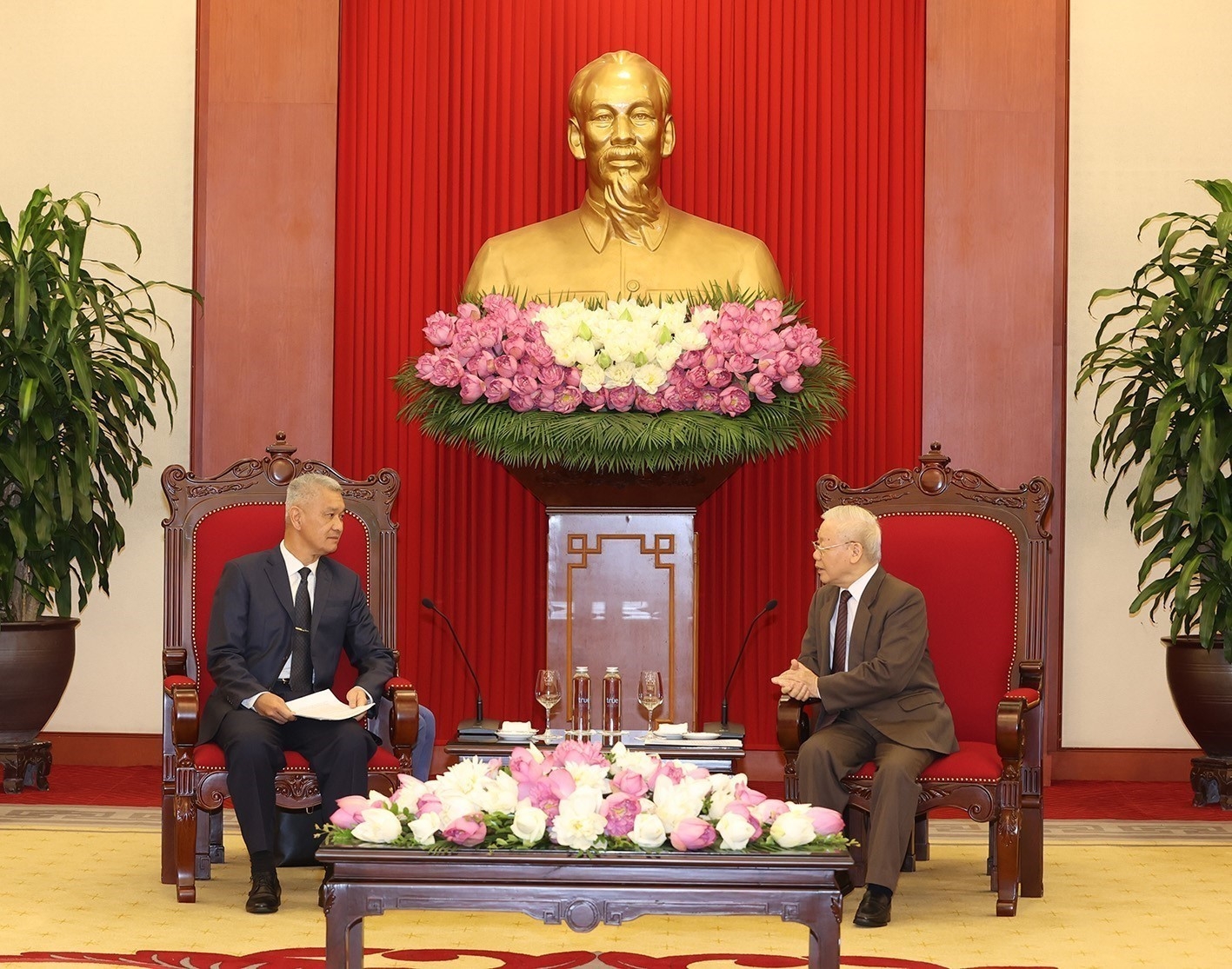 阮富仲总书记会见老挝人民革命党中央书记处书记、万象市委书记。