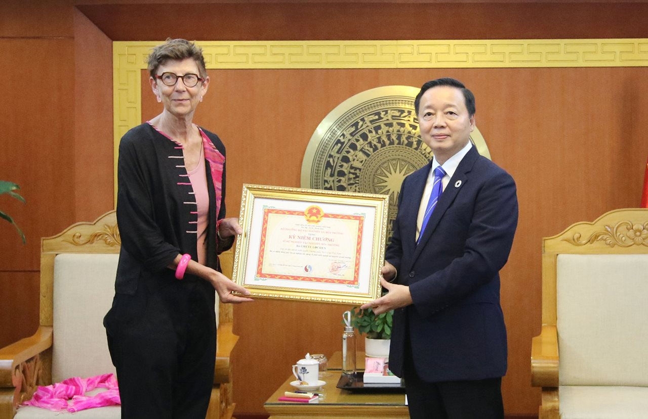 向挪威驻越南大使授予“致力于自然资源与环境事业”纪念章。