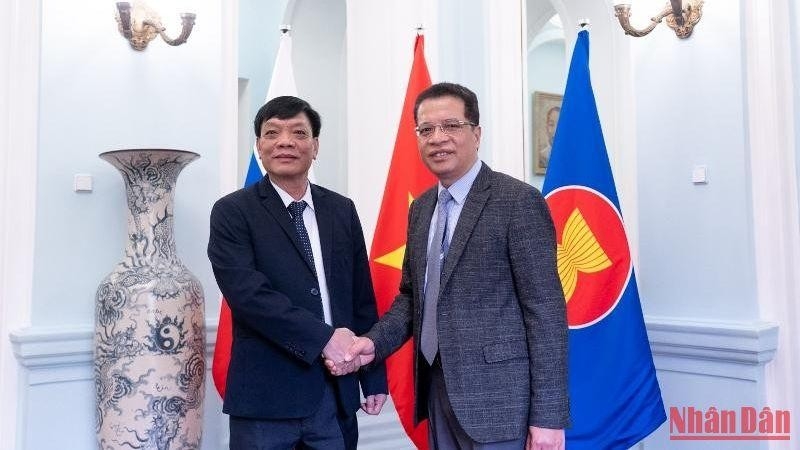 邓明魁大使与吴明进上将握手（图片来源：人民报）。
