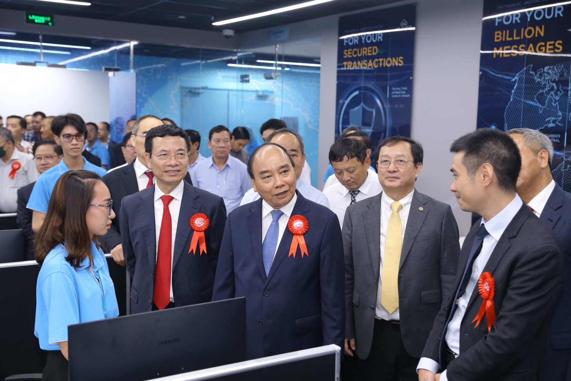 越南国家主席阮春福出席胡志明市新顺CMC数据中心揭牌仪式。