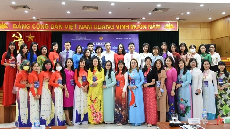 为旅居海外越南人越南语教师进行培训