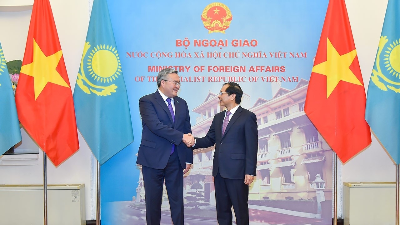 越南外交部长裴青山会见哈萨克斯坦政府副总理兼外交部部长穆赫塔尔·特列乌别尔季