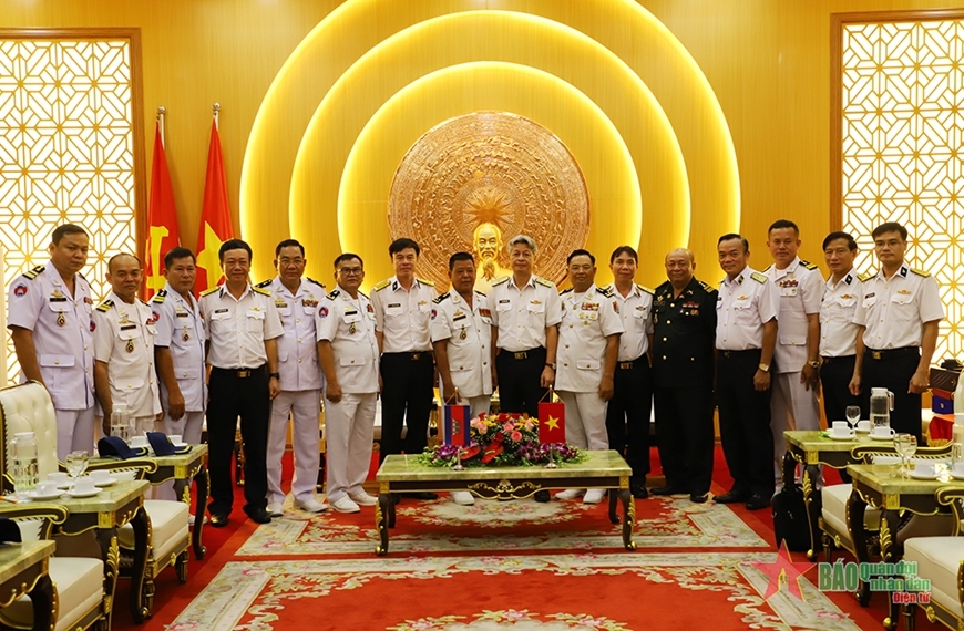 柬埔寨王家军海军工作团与越南人民海军司令部领导及部分职能机构领导合影留念（图片来源：人民军队报）。