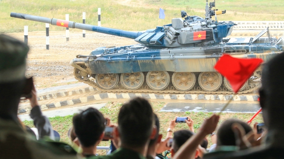 参加比赛的越南人民军坦克队。