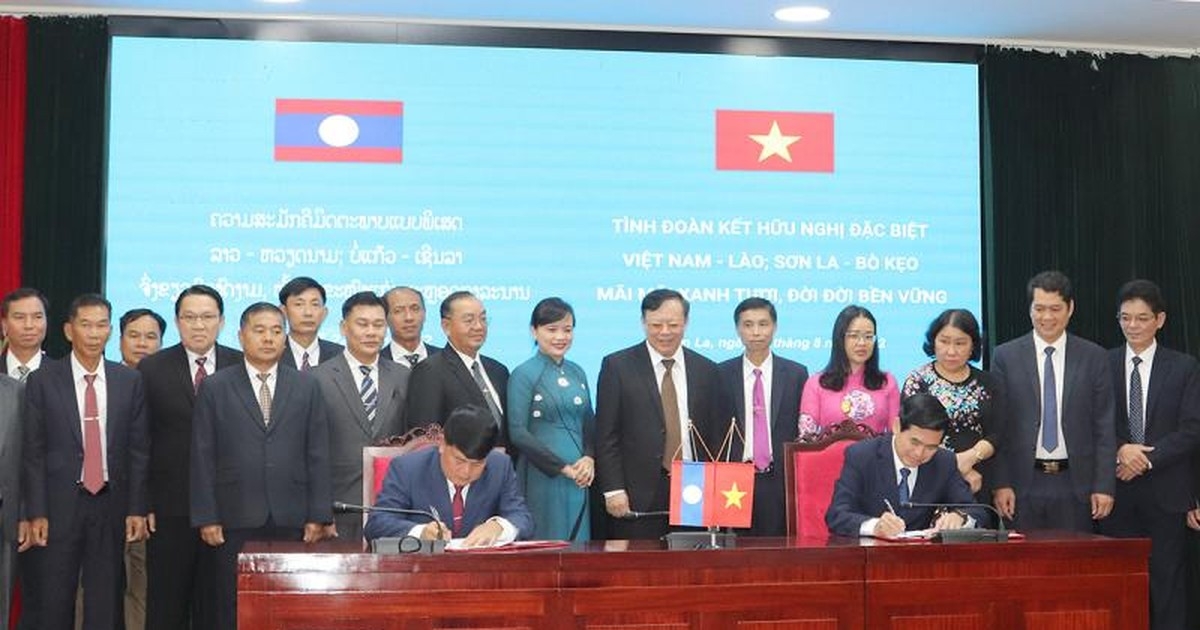 越南山罗省和老挝博胶省领导签署2022-2024年合作协议。